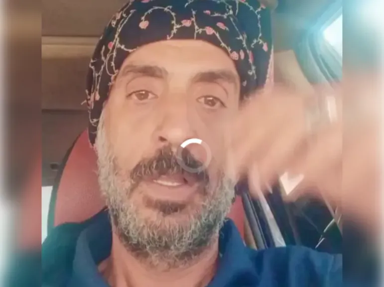 من وسط صنعاء.. فنان يمني شهير ينفجر غضبا في وجه جماعة الحوثي ويصرخ: ”الممثلين ماتوا جوع”